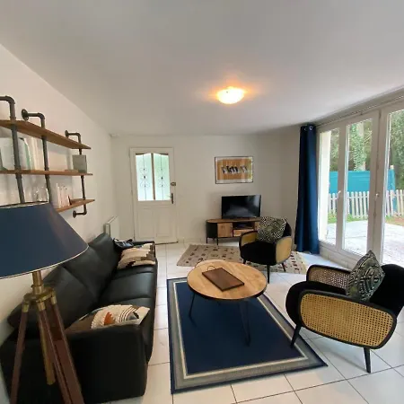 Maison Dans Parc Prive, Sports Et Loisirs Proche Golf Du Coudray Montceaux Maison d'hôtes *